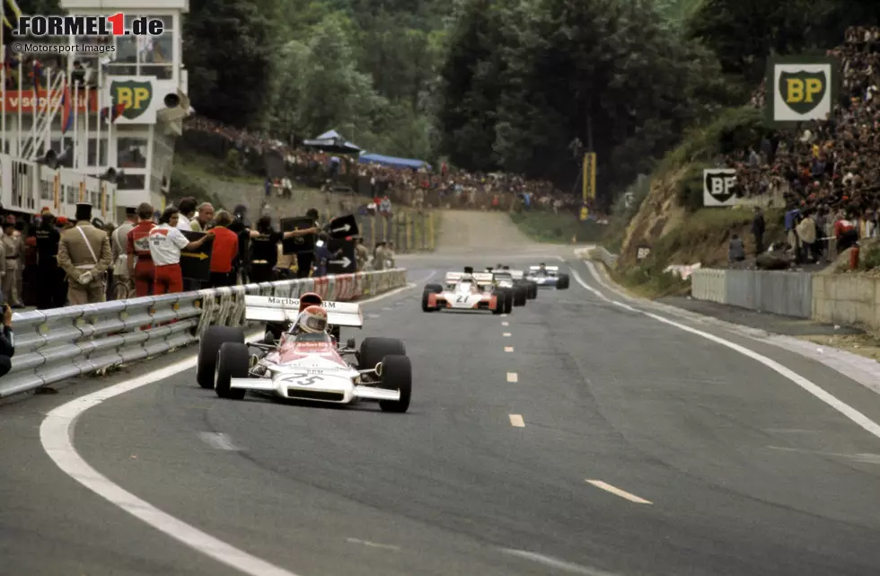 Foto zur News: ... wo Helmut Marko in seinem BRM von einem von Emerson Fittipaldi (Lotus) aufgewirbelten Stein am Helm getroffen wird. Er durchschlägt das Visier und kostet den Österreicher sein linkes Auge sowie seine Karriere. In Frankreich soll fortan nicht mehr auf öffentlichen Straßen gefahren werden.