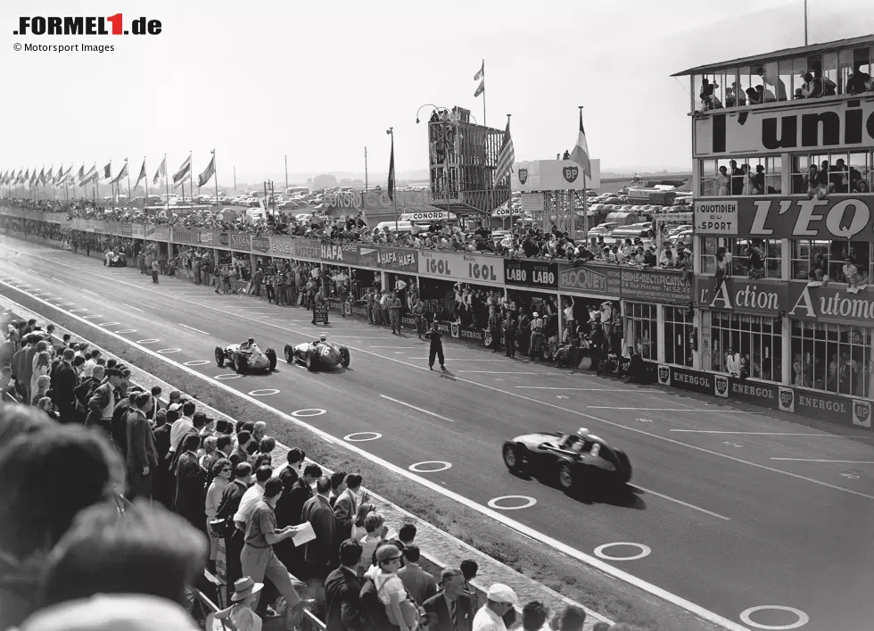 Foto zur News: Als 1958 der Italiener Luigi Musso (Ferrari) bei einem Unfall stirbt, bestreitet Fangio in Reims sein letztes Formel-1-Rennen. Der angehende Weltmeister Mike Hawthorn (Ferrari) überrundet den Argentinier in einem veralteten Maserati kurz vor Schluss, lässt ihn aus Respekt aber wieder passieren.