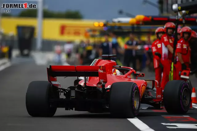 Foto zur News: Beide können den Boxenstopp mit relativ wenig Zeitverlust absolvieren, allen aber ans Ende des Feldes zurück. Für die Kollision bekommt Vettel eine Fünf-Sekunden-Strafe.