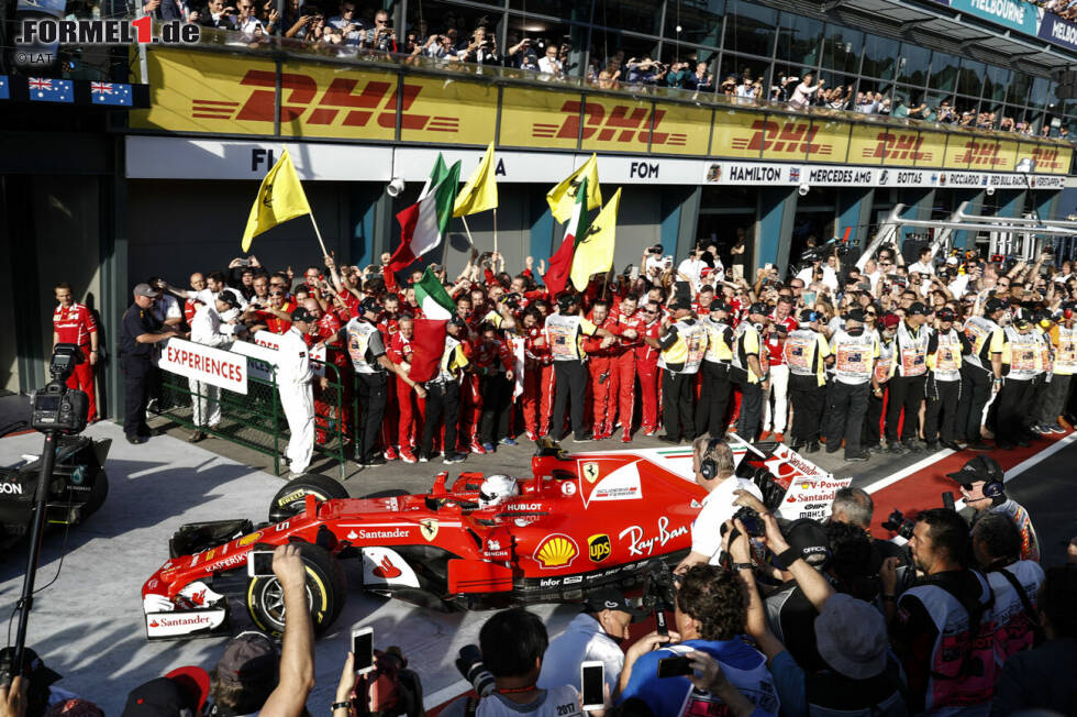 Foto zur News: 2017: Für die dritte Ferrari-Saison fällt die Wahl auf &quot;Gina&quot;, eine Kurzform von Regina, was aus dem Lateinischen stammt und so viel wie &quot;Königin&quot; bedeutet. Vettel feiert fünf Siege, verliert aber die Fahrer-WM gegen Lewis Hamilton. Die &quot;Taufe&quot; gelingt: Sieg beim Auftakt in Melbourne.