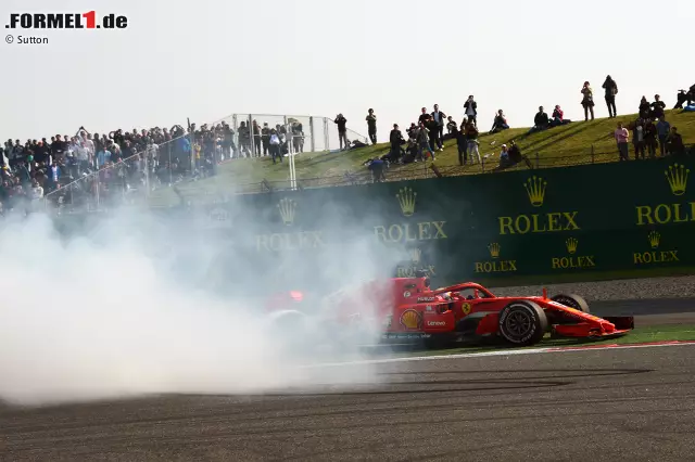 Foto zur News: China: Ferrari fällt auf einen Mercedes-Undercut mit Bottas herein, was Vettel die Führung kostet und ein Katastrophenrennen auslöst, das mit einem Abschuss durch Verstappen endet. Selbst wenn es gegen die clevere Red-Bull-Taktik nicht gereicht hätte, wäre Platz drei drin gewesen. Realer Punktestand: 54:45. Fehlerbereinigt: 65:41.