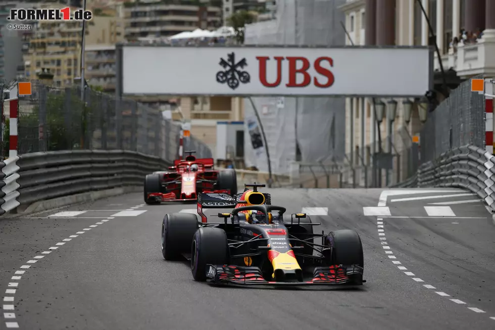 Foto zur News: Monaco: Daniel Ricciardo ist trotz defektem Antriebsstrang nicht zu schlagen, ein tadelloser Vettel wird Zweiter. Realer Punktestand: 96:110. Fehlerbereinigt: 123:99.