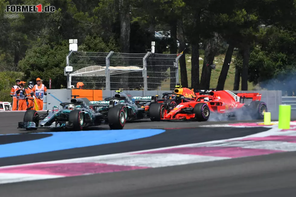 Foto zur News: Frankreich: Die erste von vier Kollisionen hat Vettel, als er nach dem Start übermotiviert in Bottas rauscht und sich den Frontflügel demoliert. Dazu hagelt es eine Fünf-Sekunden-Strafe und er wird nur Fünfter. Mercedes ist für Ferrari zu schnell, aber Platz drei war allemal möglich. Realer Punktestand: 131:145. Fehlerbereinigt: 163:124.