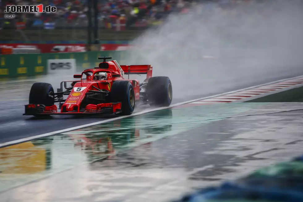 Foto zur News: Ungarn: Im Qualifying verhindert starker Regen eine mögliche Ferrari-Pole, im Rennen ist Hamilton zu clever. Ein verpatzter Boxenstopp bedeutet für Vettel , dass er lange hinter Bottas hängt und an der Spitze nicht mehr angreifen kann. Er wird nur Zweiter. Realer Punktestand: 189:213. Fehlerbereinigt: 258:185.