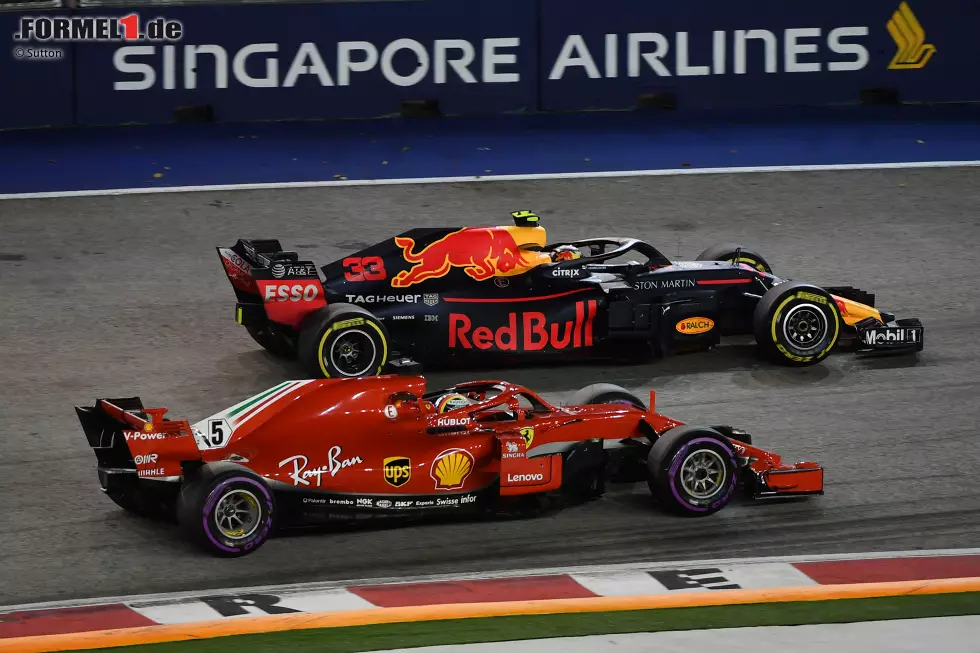 Foto zur News: Singapur: Ein Mauerkuss im Training beschert Vettel einen verkorksten Start in das Wochenende, gegen Hamilton wäre aber auch mit besserem Set-up kein Kraut gewachsen. Dass Verstappen vor ihm landet und er nur Dritter wird, ist aber einem Taktikfehler geschuldet. Realer Punktestand: 241:281. Fehlerbereinigt: 326:250.