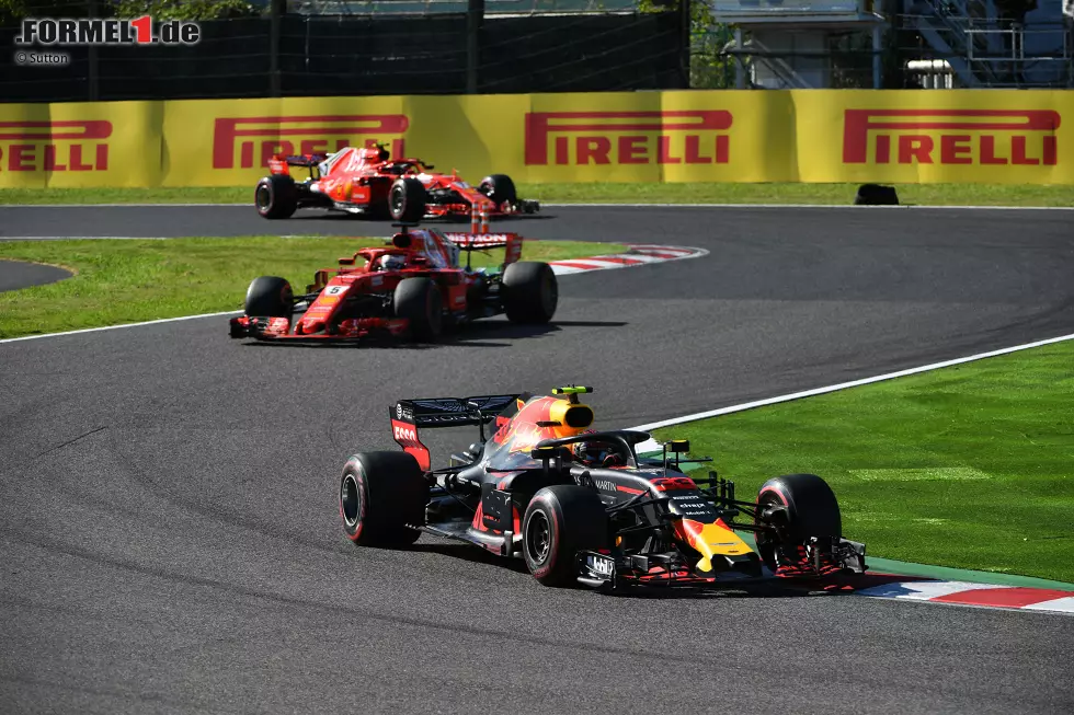 Foto zur News: ... im Rennen fegt er nach vorne, attackiert jedoch Verstappen viel zu wild. Vettel dreht sich erneut und fällt an das Ende des Feldes zurück. Mit havariertem Auto rettet er Rang sechs, hätte aber locker als Dritter hinter den Mercedes ins Ziel kommen können. Realer Punktestand: 264:331. Fehlerbereinigt: 359:300.