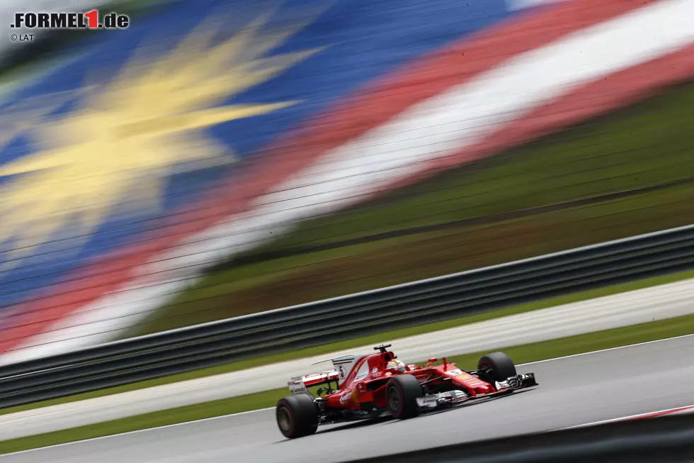 Foto zur News: &quot;Malaysia 2017&quot; - Später im Jahr wird es noch einmal kurios: Nach dem Rennen in Sepang kollidiert Vettel während der Auslaufrunde mit Rookie Lance Stroll. &quot;Er ist mir direkt ins Auto gefahren! [...] Was für ein Haufen Idioten&quot;, wettert Vettel. Später stellt sich allerdings heraus, dass den Kanadier gar keine Schuld trifft.