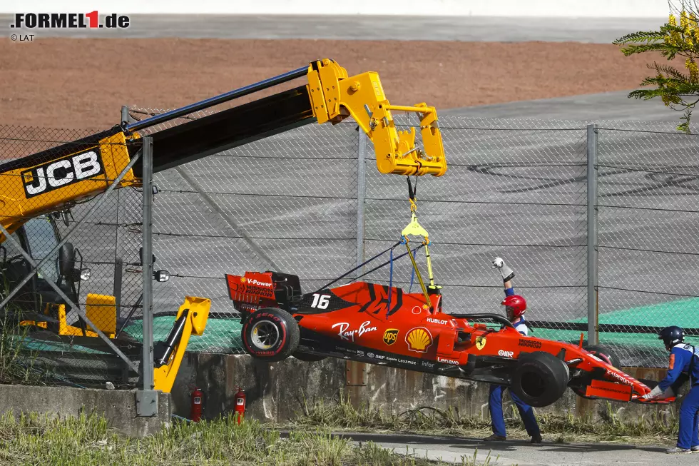 Foto zur News: Die Szene erinnert an Istanbul 2010, und auch dieses Mal ist die Schuldfrage nicht eindeutig. Für viele Beobachter trägt Vettel jedoch die Hauptverantwortung. Eine Strafe gibt es zwar nicht, doch wie tief der Schmerz sitzt, merkt man daran, dass Vettel nach dem Crash noch lange wortlos und in Gedanken versunken an der Unfallstelle bleibt.