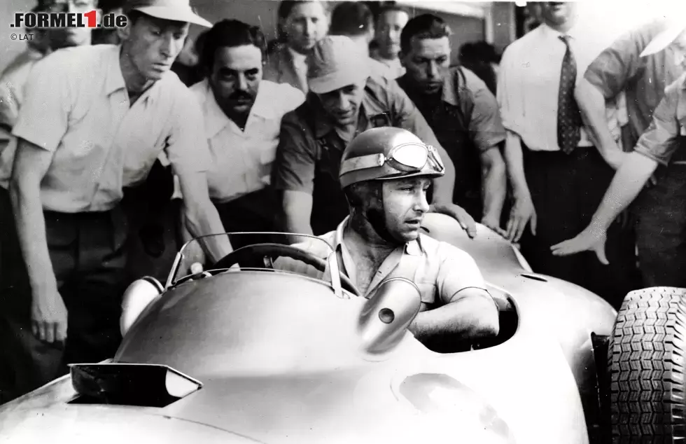 Foto zur News: Juan Manuel Fangio (Alfa Romeo, Maserati, Mercedes und Ferrari): Die Geschichte des fünfmaligen Champions ist unerreicht. Seinen ersten Titel gewinnt er 1951 mit Alfa Romeo. 1954 wird er auf Maserati und Mercedes Weltmeister, bevor 1955 ein weiterer Titel im Silberpfeil folgt. 1956 ist Ferrari dran, und 1957 nochmals Maserati. Einmalig!