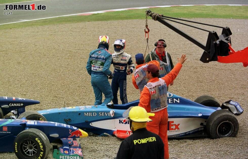 Foto zur News: ... was dazu führte, dass Wurz&#039; Bolide aufstieg und sich dreimal in das Kiesbett von Virage Senna überschlug.