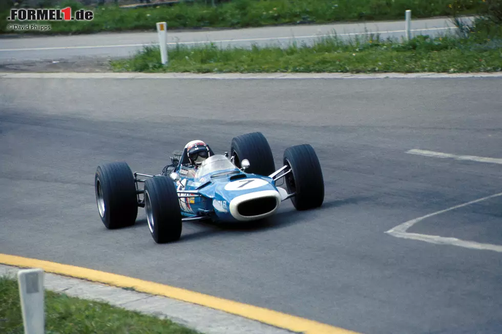 Foto zur News: 7. Jackie Stewart (Matra) Belgien 1968: Kurz vor der letzten Runde in Spa musste der Führende Stewart zum Tanken an die Box. Sein Auto sprang jedoch nicht wieder an, weshalb eine neue Batterie gebraucht wurde. Bruce McLaren gewann das Rennen, während Stewart Vierter wurde.