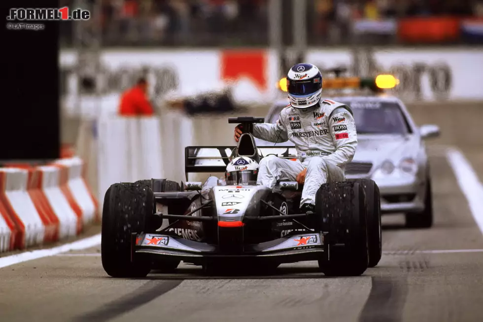 Foto zur News: 6. Mika Häkkinen (McLaren) Spanien 2001: Der McLaren-Fahrer hatte einen großen Vorsprung auf Michael Schumacher im Ferrari. Jedoch machte ihm in der letzten Runde in Barcelona ein Leck im Hydrauliksystem einen Strich durch die Rechnung. Seine Kupplung versagte, weshalb er das Rennen aufgeben musste. Er wurde nur Neunter.