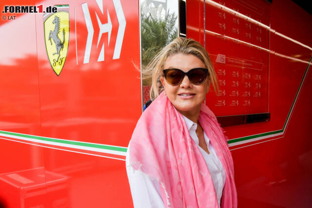 Foto zur News: Auch Mutter Corinna Schumacher ist beim Test des Sohnemanns dabei. Sie hat bereits das erste Formel-2-Wochenende von Mick live vor Ort verfolgt.