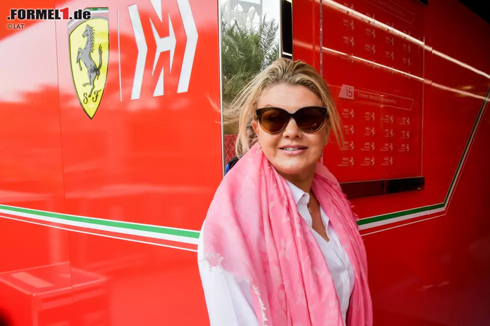 Foto zur News: Auch Mutter Corinna Schumacher ist beim Test des Sohnemanns dabei. Sie hat bereits das erste Formel-2-Wochenende von Mick live vor Ort verfolgt.