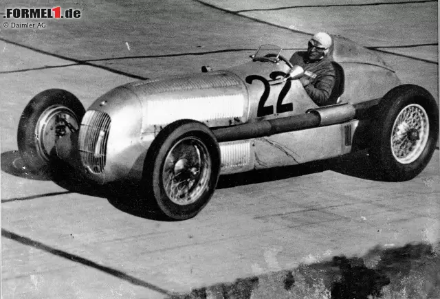 Foto zur News: Internationales Eifelrennen auf dem Nürburgring, 03.06.1934. Luigi Fagioli (Startnummer 22) auf Mercedes-Benz 750-kg-Formel-Rennwagen W 25. Das Eifelrennen 1934 war das erste Rennen, an dem der Mercedes-Benz W 25 teilnahm. Manfred von Brauchitsch gewann das Rennen im neuen W 25.