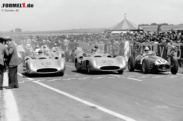 Foto zur News: Das erste Formel-1-Rennen mit Doppelsieg beim Großen Preis von Frankreich, Reims, 4. Juli 1954. Vor dem Start in der ersten Reihe: Der spätere Sieger Juan Manuel Fangio (Startnummer 18) und der Zweite Karl Kling (Startnummer 20), beide mit Mercedes-Benz Formel-1-Rennwagen W 196 R und Alberto Ascari (Startnummer 10) auf Maserati 250 F.