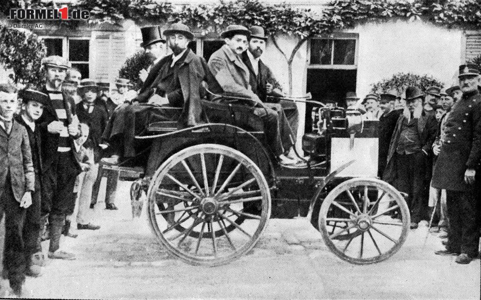 Foto zur News: Erste Automobilwettfahrt von Paris nach Rouen am 22.07.1894. Dieser Wagen (Startnummer 13) von Panhard &amp; Levassor mit 3,5 PS Daimlermotor erreichte den 4. Platz.