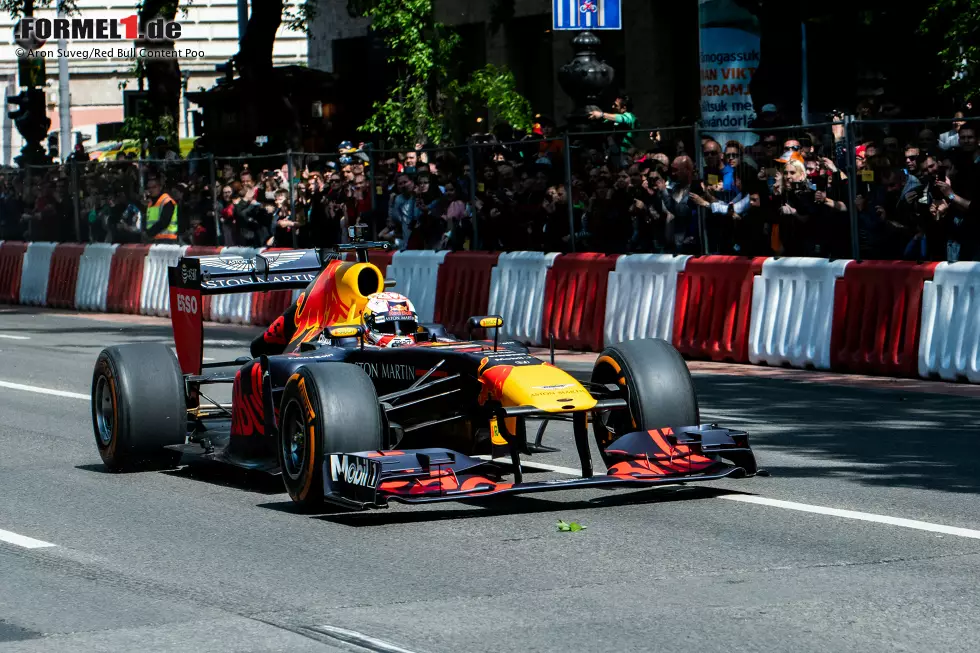 Foto zur News: Max Verstappen, RB7-Showcar