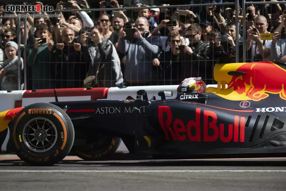 Foto zur News: Max Verstappen, RB7-Showcar