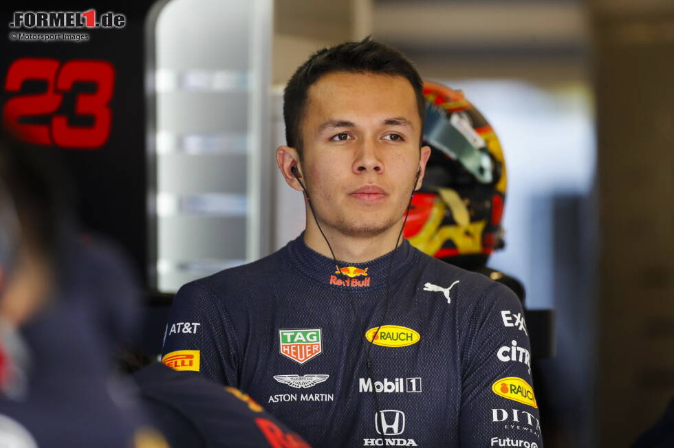 Foto zur News: 12. November 2019: Weniger als ein Jahr nachdem Toro Rosso ihn für die Saison 2019 bestätigt hat, gibt Red Bull bekannt, dass Albon die komplette Saison 2020 für das A-Team fahren soll. Ein ziemlich steiler Aufstieg in weniger als zwölf Monaten!