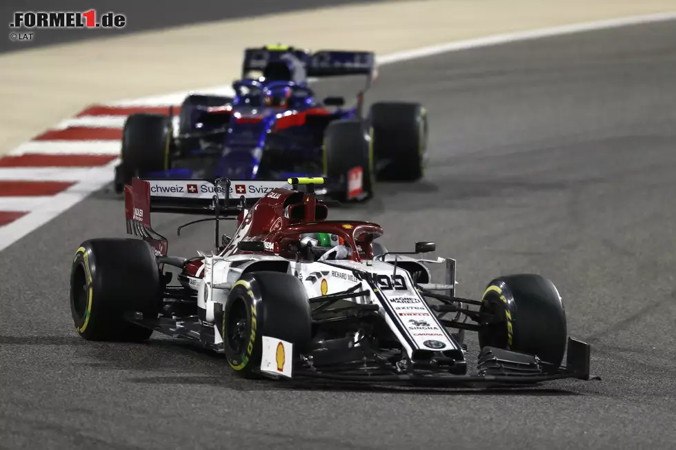 Foto zur News: Antonio Giovinazzi (4): Der Italiener ist bei seinem Debüt in Melbourne 2017 auf Sauber gleich auf P2 unseres Rankings gerast. Von solchen Traumnoten ist er derzeit weit entfernt. Gegen Altmeister Räikkönen fällt er ab. Und mit Kollisionen wie gegen Kwjat raubt er sich selbst Chancen auf Punkte.