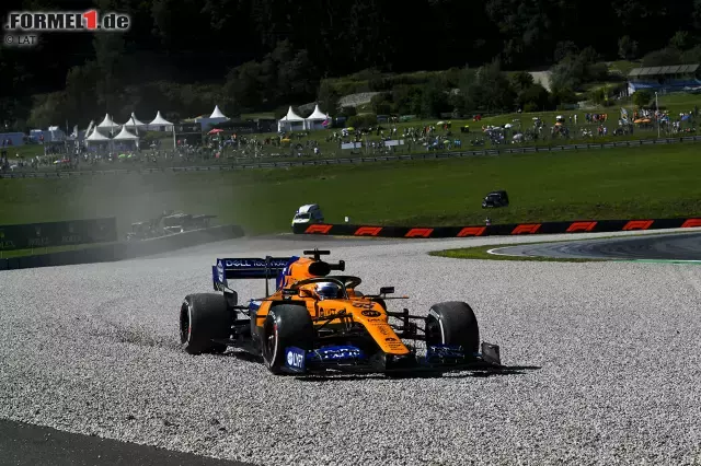 Foto zur News: Bottas ist nicht der einzige Fahrer auf Abwegen an dieser Stelle: Auch Carlos Sainz hat eine Exkursion, allerdings weit weniger dramatisch als der Finne.