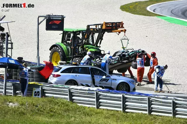 Foto zur News: Beim Mercedes hilft aber nur noch schweres Gerät.