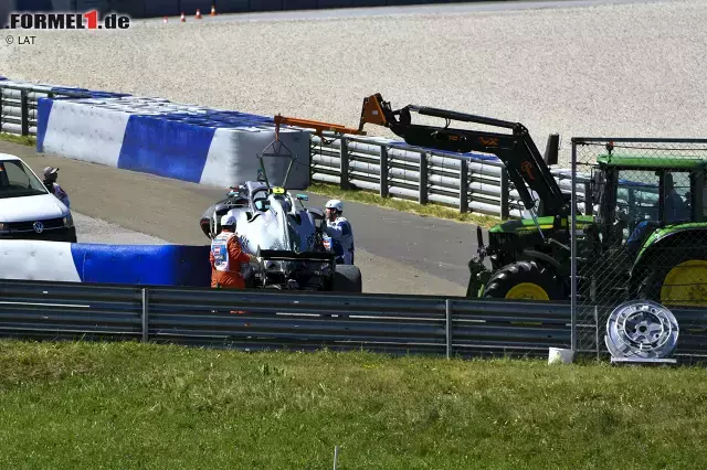 Foto zur News: Der Wagen muss ein paar Meter geschleppt werden...