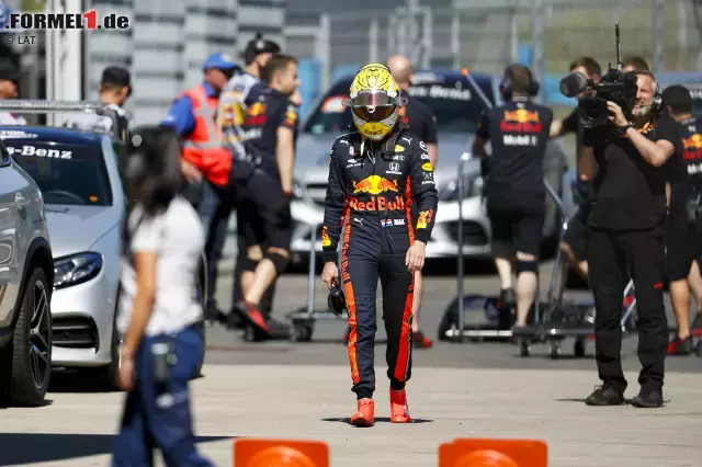 Foto zur News: Verstappen selbst blieb unverletzt und musste den berühmten "Walk of Shame" an die Box auf sich nehmen. Wie Bottas machte auch der Niederländer den Wind für den Unfall verantwortlich.