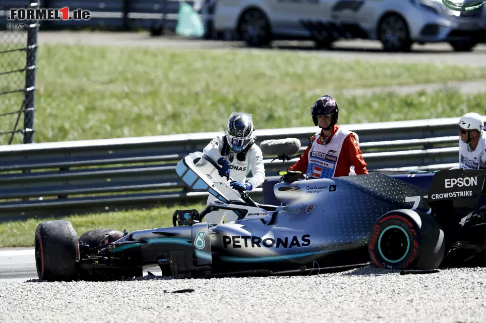 Foto zur News: Valtteri Bottas bleibt unverletzt und kann sich aus eigener Kraft aus dem Wrack befreien. Er glaubt, dass der Wind zu seinem Abflug geführt habe.