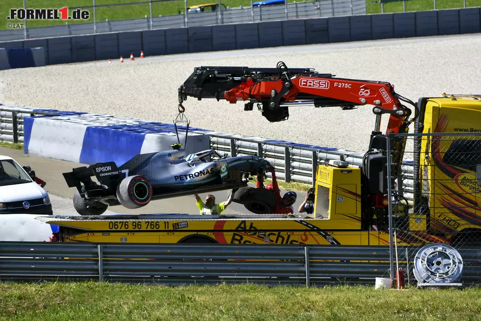 Foto zur News: ...bis endlich ein Abschleppwagen erreicht ist.