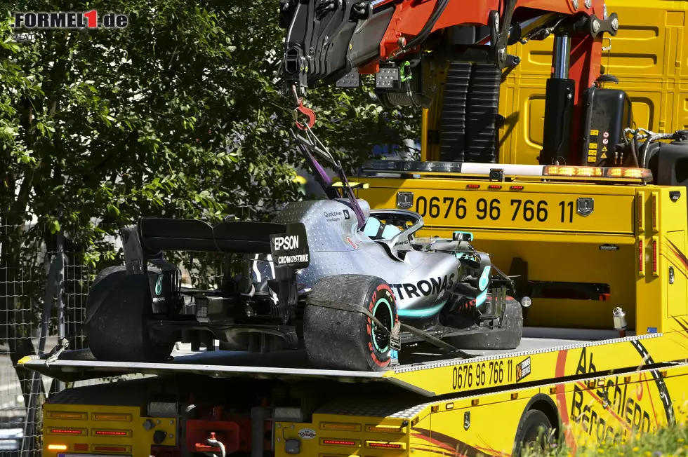 Foto zur News: ...doch auch das Heck wurde in Mitleidenschaft gezogen. Mercedes muss jetzt entscheiden, ob man das Chassis weiter verwendet oder das Ersatzfahrzeug aufbaut.