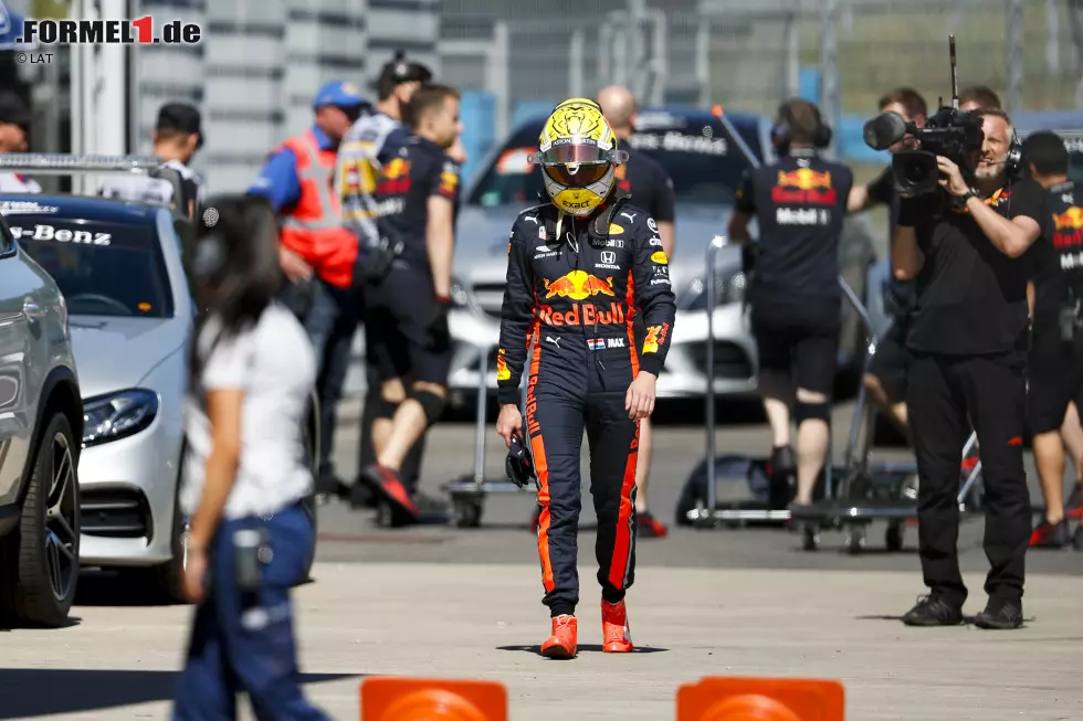 Foto zur News: Verstappen selbst blieb unverletzt und musste den berühmten &quot;Walk of Shame&quot; an die Box auf sich nehmen. Wie Bottas machte auch der Niederländer den Wind für den Unfall verantwortlich.