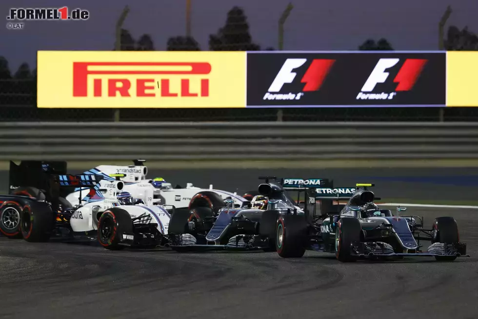 Foto zur News: In der Wüste ist es ausgerechnet der spätere Mercedes-Pilot Valtteri Bottas, der beim Start in Hamilton kracht - und somit die Serie beendet. Rosberg gewinnt, Hamilton kann seinen angeschlagenen Silberpfeil nur noch auf Platz drei ins Ziel schleppen. Auch hier bleibt der magische sechste Doppelsieg aus.