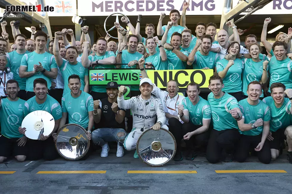 Foto zur News: 2015 startet Mercedes noch einen Anlauf. Hamilton und Rosberg triumphieren bei den letzten vier Saisonrennen in den USA, Mexiko, Brasilien und Abu Dhabi. Und auch 2016 startet man mit einem weiteren Doppelsieg in Australien in die Saison. Somit steht man vor dem Rennen in Bahrain wie auch schon 2014 bei fünf in Serie.