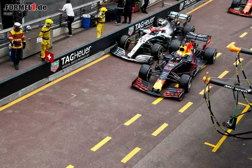 Foto zur News: Beim sechsten Saisonrennen in Monaco stehen die Zeichen nach den Startplätzen eins und zwei zwar erneut auf Doppelsieg, und Hamilton gewinnt das Rennen tatsächlich auch. Bottas wird nach einer Berührung mit Max Verstappen in der Boxengasse aber nur Dritter. Der Niederländer erhält zwar eine Strafe, doch die Serie ist trotzdem gerissen.