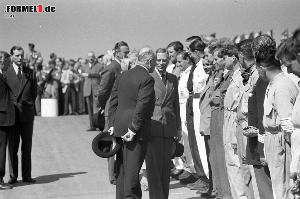 Foto zur News: Der damalige König Georg VI. gibt sich die Ehre und begrüßt die Piloten.