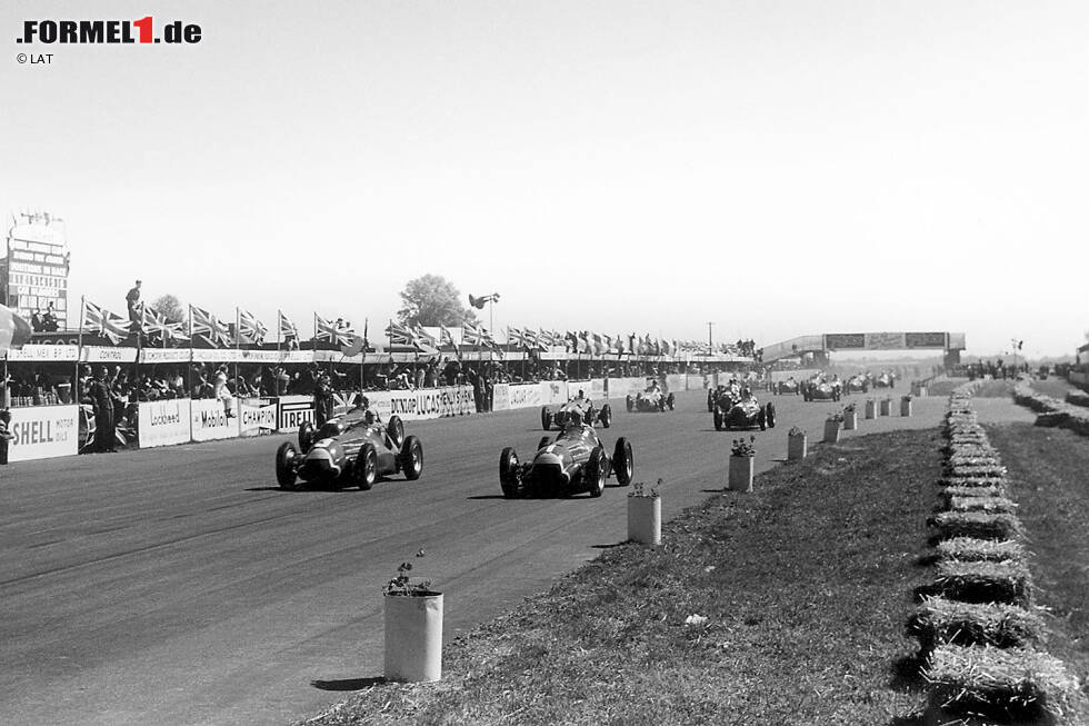 Foto zur News: Im Rennen dominieren die vier Alfa Romeos an der Spitze. Neben Fangio und Farina sind das auch Luigi Fagioli und Lokalmatador Reg Parnell.