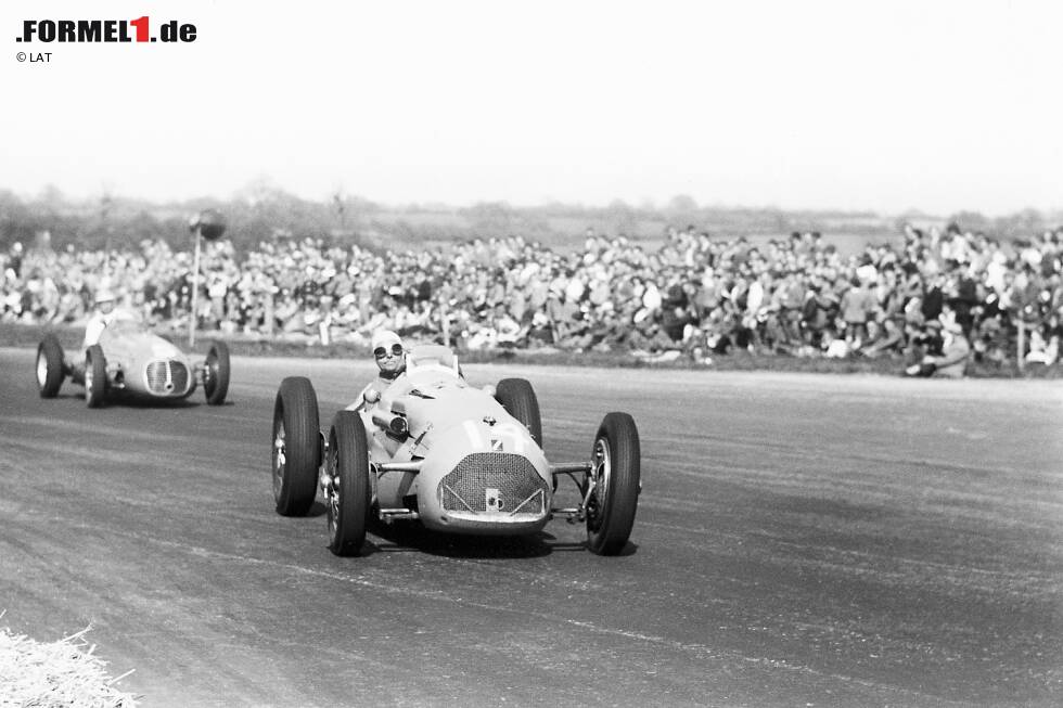 Foto zur News: ... dem Franzosen Yves Giraud-Cabantous (Talbot-Lago) auf Rang vier fehlen im Ziel bereits mehr als zwei Runden auf die Sieger.