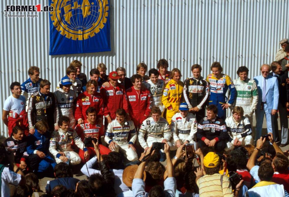 Foto zur News: Estoril, 21. Oktober 1984: Noch ein Abschlussfoto. Es zeigt die Piloten im letzten Weltmeister-Jahr von Niki Lauda, der damals für McLaren fährt. Erstmals dabei ist Ayrton Senna. Und auch Manfred Winkelhock ist vorne rechts im Bild zu sehen.