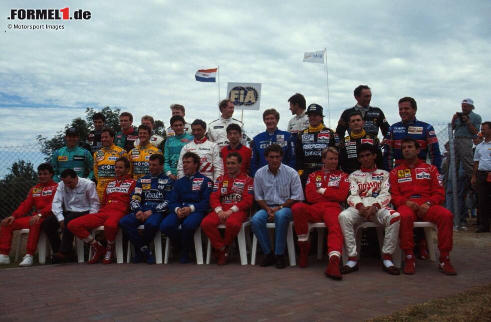 Foto zur News: Kyalami, 1. März 1992: Erstmals ist Michael Schumacher zu Saisonbeginn auf einem offiziellen Fahrerfoto zu sehen. Er steht vor seiner ersten kompletten Formel-1-Saison. Und Ayrton Senna hat nicht mal den Rennoverall an ...