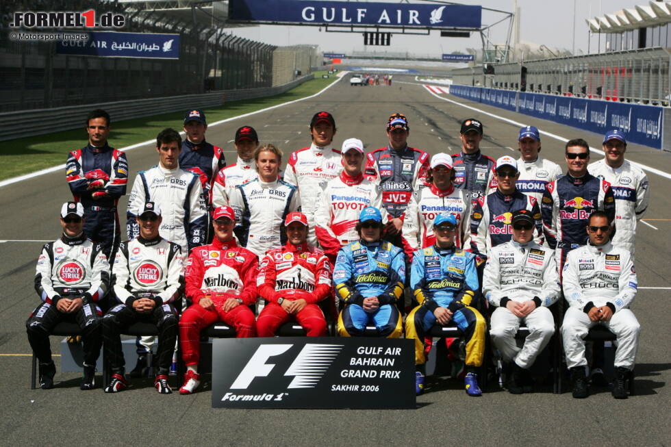 Foto zur News: Sachir, 12. März 2006: Das vorerst letzte Auftaktfoto mit Michael Schumacher, der Ende 2006 erstmals zurücktritt. Von den damals elf Teams existieren im Jahr 2019 nur noch fünf in (nahezu) unveränderter Form: Ferrari, McLaren, Red Bull, Toro Rosso und Williams.