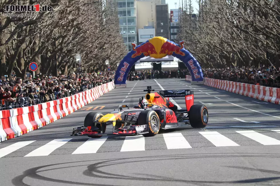 Foto zur News: Red-Bull-Showrun in Tokio mit Pierre Gasly und Max Verstappen