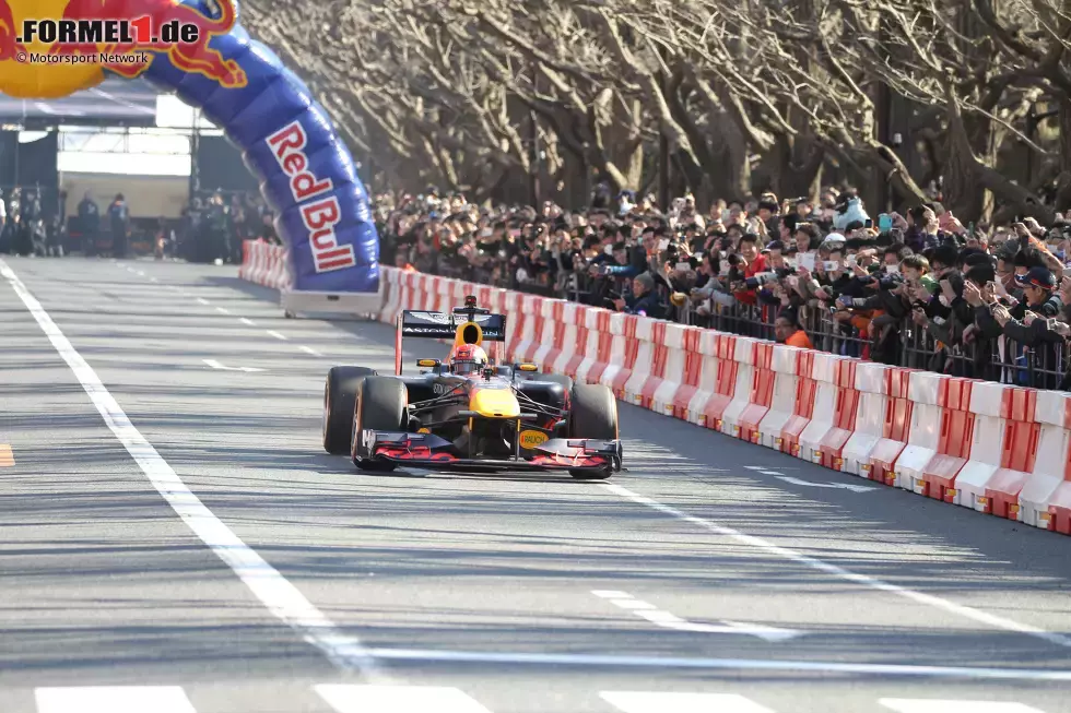 Foto zur News: Red-Bull-Showrun in Tokio mit Pierre Gasly und Max Verstappen