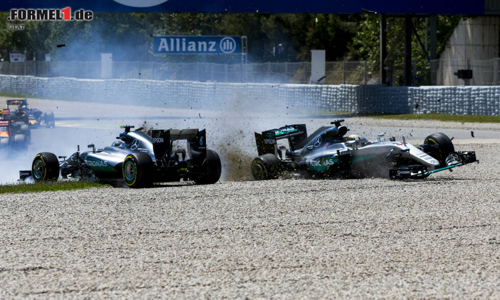 Foto zur News: 10 Siege: Mercedes von Japan 2015 bis Russland 2016 - Dreimal konnte Sebastian Vettel die Silberpfeile ärgern, doch nach Singapur gingen die Festspiele los. Dreimal Hamilton, dreimal Rosberg siegten zum Saisonende, bevor Rosberg zu Saisonbeginn 2016 auf sieben eigene Siege in Folge aufstockte. Unrühmliches Ende: die Kollision in Barcelona