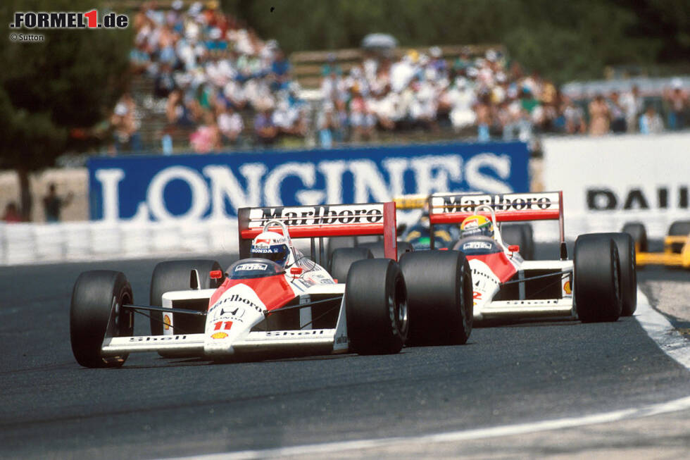 Foto zur News: 11 Siege: McLaren von Brasilien 1988 bis Belgien 1988 - Ayrton Senna und Alain Prost siegten mit McLaren-Honda in 15 von 16 Saisonrennen. Doch Sennas missglücktes Überrundungsmanöver in Monza sorgte für den einzigen Ausreißer und dafür, dass die Serie nach elf Siegen riss. Der Rekord hielt dennoch 35 Jahre ...