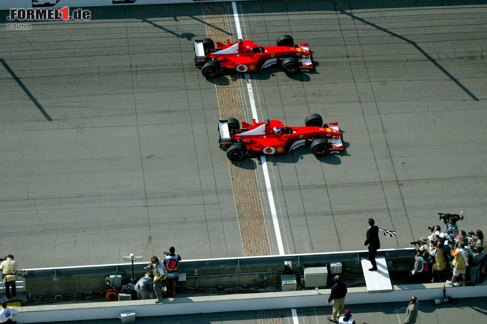 Foto zur News: 10 Siege: Ferrari von Kanada 2002 bis Japan 2002 - Die erste echte Dominanz in der Ära von Michael Schumacher bei Ferrari. Die Scuderia gewann in dem Jahr 15 von 17 Rennen und ließ nur Ralf Schumacher in Malaysia und David Coulthard in Monaco die Krümel übrig. Es folgten zehn Siege in Rot und einer der dominantesten Titel.