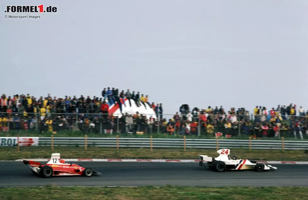 Foto zur News: 1975 wird durch einen echten Underdog-Sieg bekannt: James Hunt siegt im unterlegenen Hesketh erstmals knapp vor Niki Lauda im Ferrari. Nach nassem Beginn setzt der Engländer früh auf Trockenreifen und holt sich bei abtrocknender Strecke die Führung. Trotz massivem Druck kommt Lauda am Ende nicht vorbei.