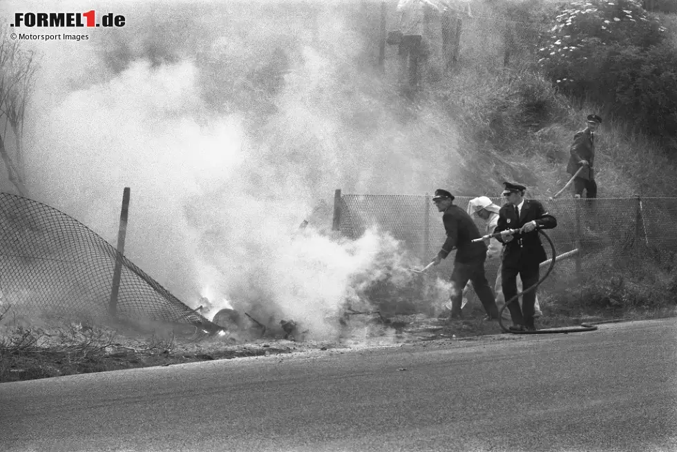 Foto zur News: Der dominante Sieg von Jochen Rindt im neuen Lotus 72 wird 1970 vom tragischen Unfalltod von Piers Courage überschattet. Ein Randstein beschädigt die Aufhängung seines Williams, der Brite fliegt über eine Düne, bevor sich sein Auto überschlägt und anschließend explodiert. Der 28-Jährige wird von einem Rad am Kopf getroffen und stirbt.