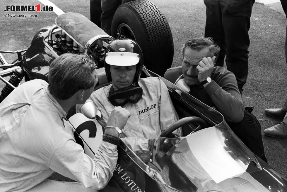 Foto zur News: Lotus-Boss Colin Chapman feiert 1965 den Sieg mit Jim Clark - allerdings nicht lange. Kurz nach dem Rennen wird er festgenommen, weil er zuvor einen Polizisten geschlagen hatte. Die Polizei behält den Engländer zwei Tage in Arrest.